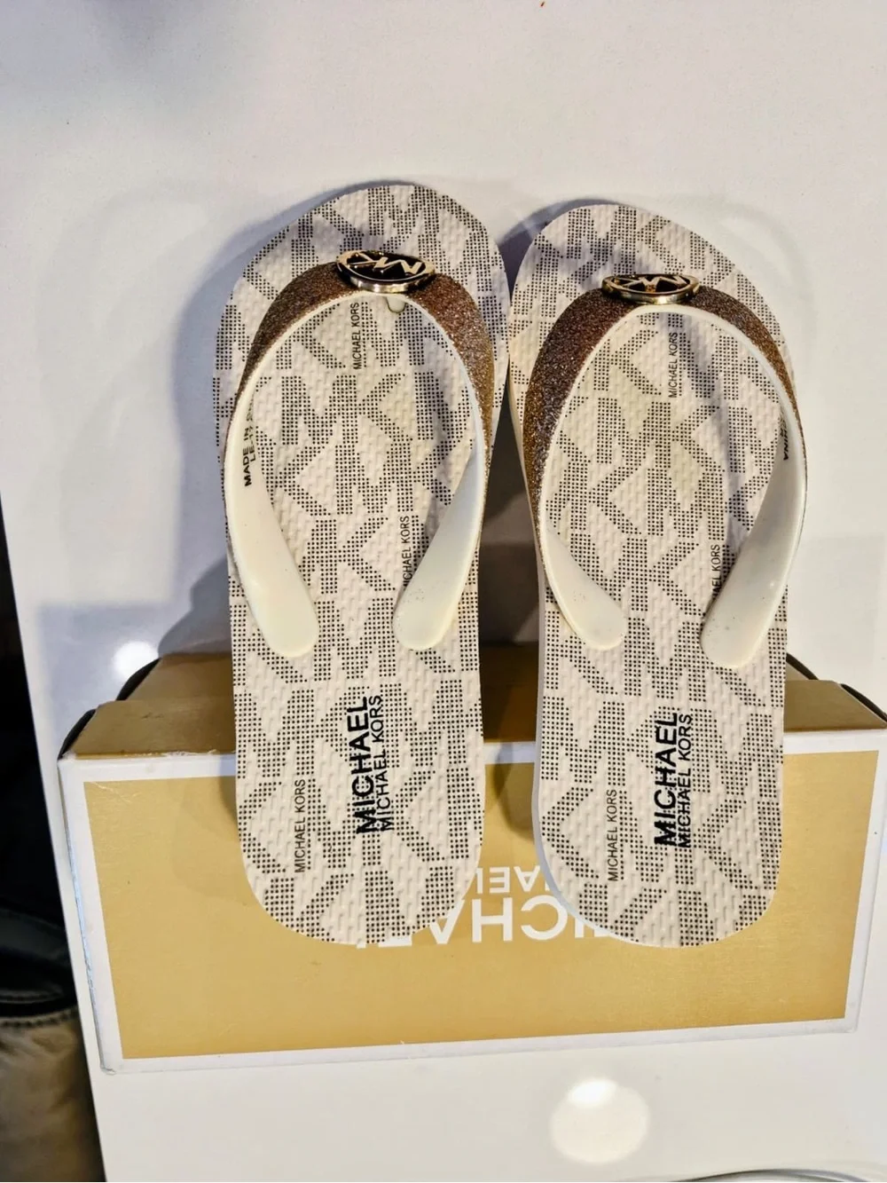 Michael Kors kids White and Gold Logo Flip Flop Sandals size 1
